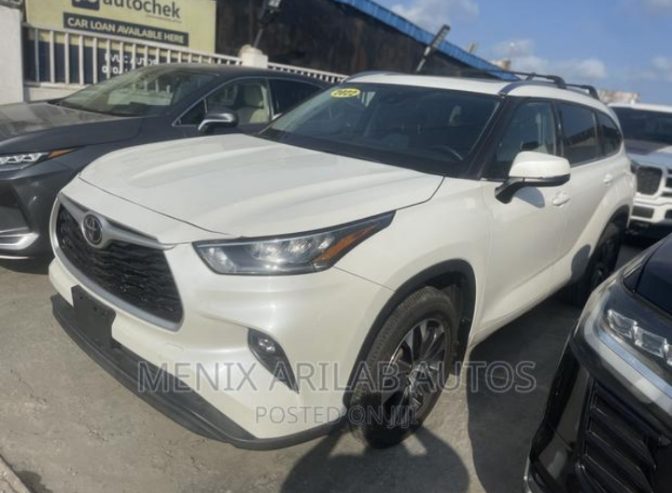 Foreign used 2022 Toyota Highlander, White