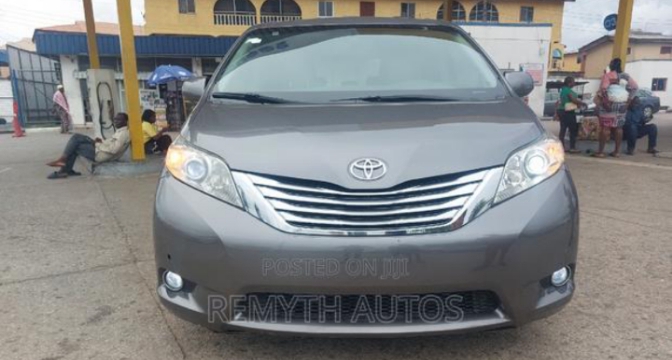 Foreign used 2011 Toyota sienna, Limited, 7 passenger