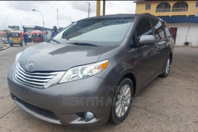 Foreign used 2011 Toyota sienna, Limited, 7 passenger