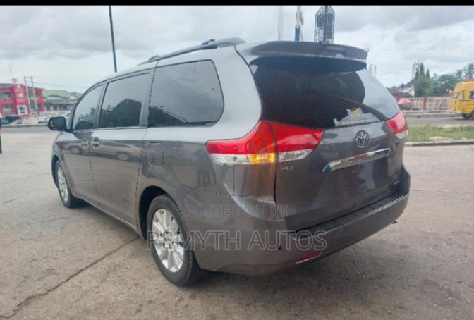 Foreign used 2011 Toyota sienna, Limited, 7 passenger