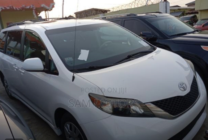 Foreign used 2011 Toyota Sienna XLE