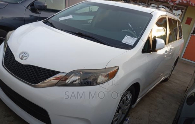 Foreign used 2011 Toyota Sienna XLE