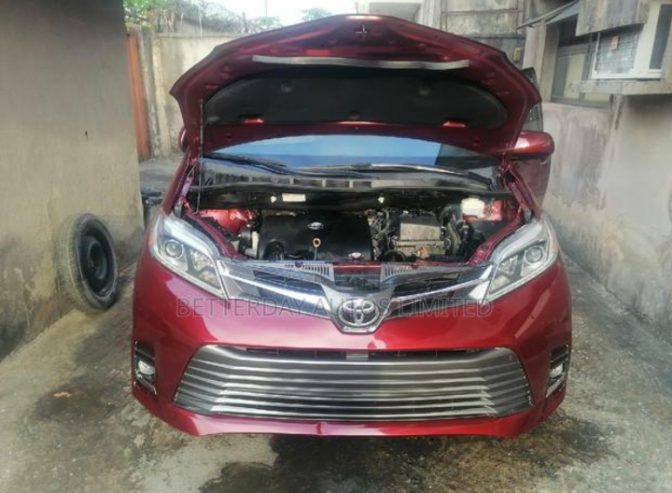 Foreign used 2018 Toyota Sienna, Red