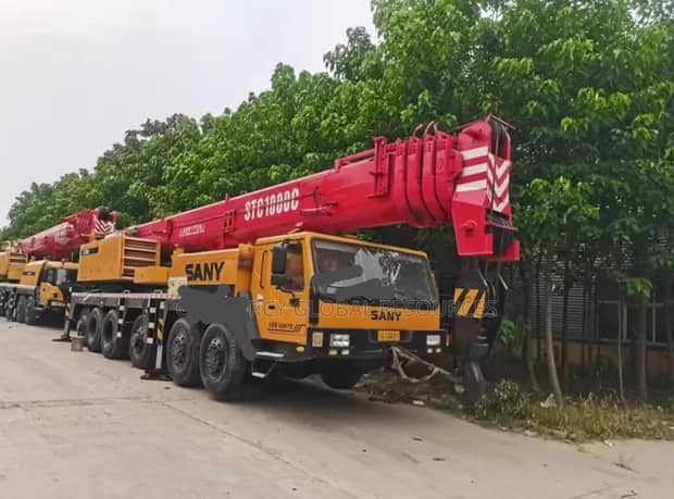 130-ton Motor Crane